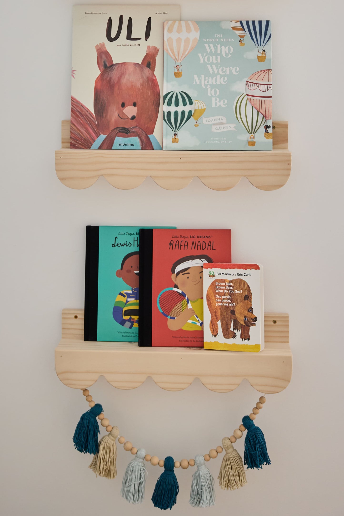 Vista frontal de la Repisa Scalloped de madera natural con borde inferior en diseño de ondas para colgar en pared infantil.