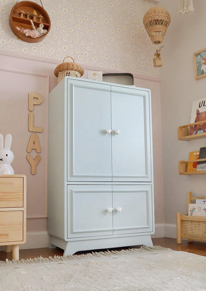 Mueble de madera que puede ser usado como juguetero o ropero infantil.