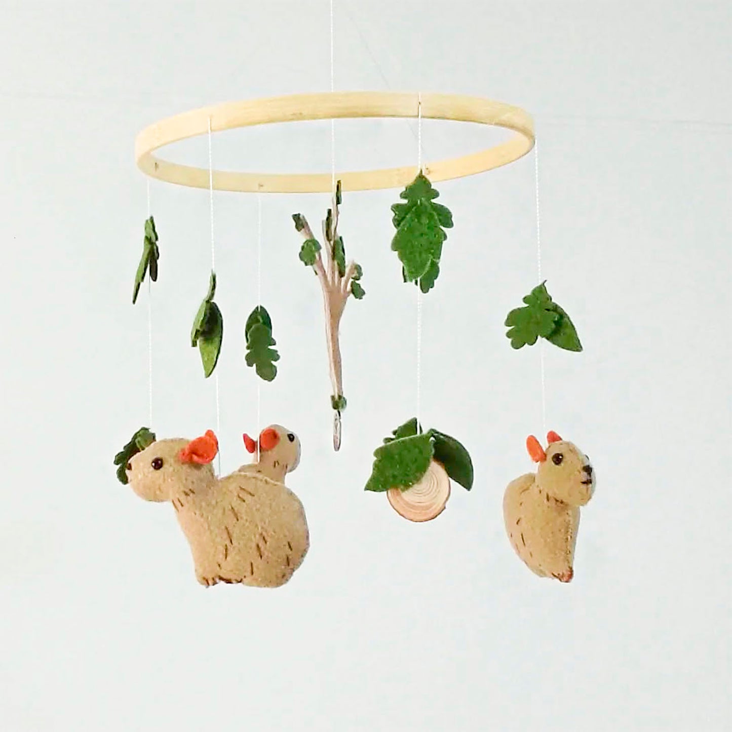 Móvil 3 Capibaras con Árbol y Troncos