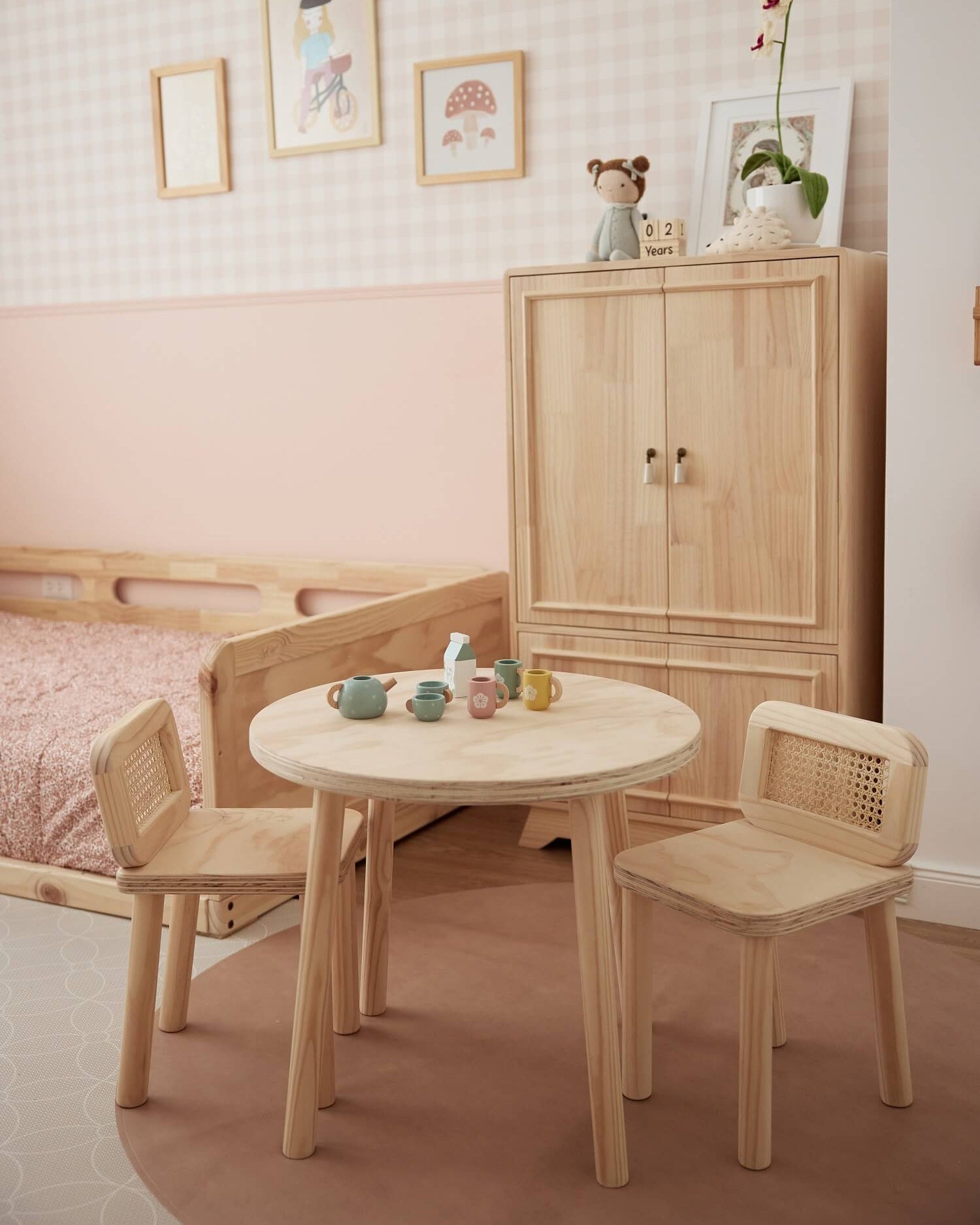 Pack de mesa y sillas Mia de madera para cuarto de niña.