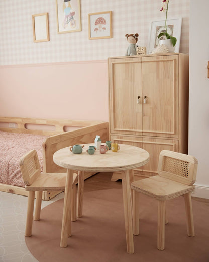 Pack de mesa y sillas Mia de madera para cuarto de niña.