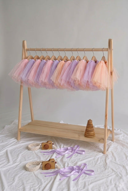 Perchero rack de madera para disfraces en Perú.
