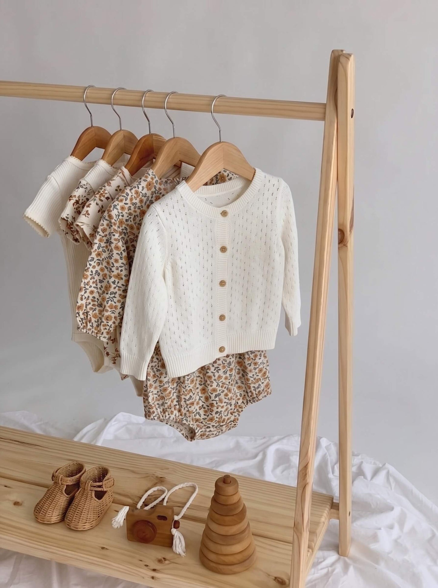 Mini rack de pino para cuarto de niña en Lima.