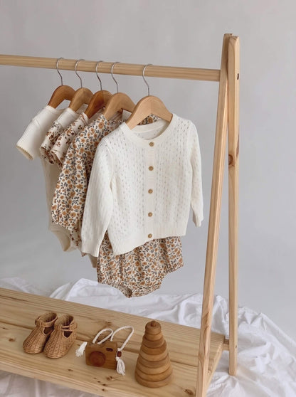 Mini rack de pino para cuarto de niña en Lima.